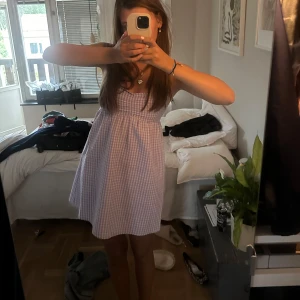 Ljuslila rutig kortklänning - Såå fin klänning❤️ st 38 men liten i st så passar S också🩷🌸