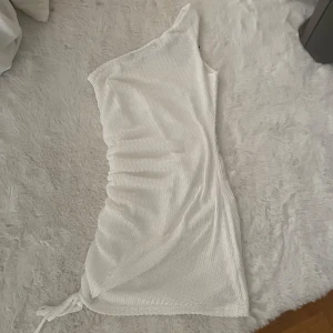 Vit one shoulder klänning från Murci - Vit jätte fin klänning från Murci storlek 34, som passar perfekt till stranden eller en varm sommar dag! Klänningen är aldrig använd så där med i väldigt bra skick , pris 150 kr men kan diskuteras 💞💞💞💞