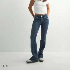 Nelly bootcut stitch jeans - Mörkblå jeans från Nelly ”Low waist bootcut stitch jeans” endast lite slitna vid fötterna men inget som syns