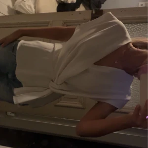 Vit Zara topp - Super snygg topp från Zara and vänd ett fåtal gånger! Är ihopsydd lite vid dragkedjan (se bild 3)