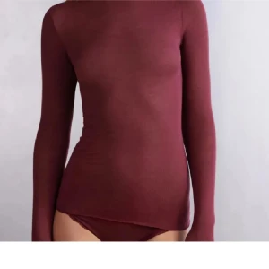 Vinröd genomskinlig intimissimi tröja - Vinröd intimissimi tröja, köpt på mall of scandinavia i stockholm. Helt ny då jag inte tycker om tighta tröjor, därav aldrig använd 💞