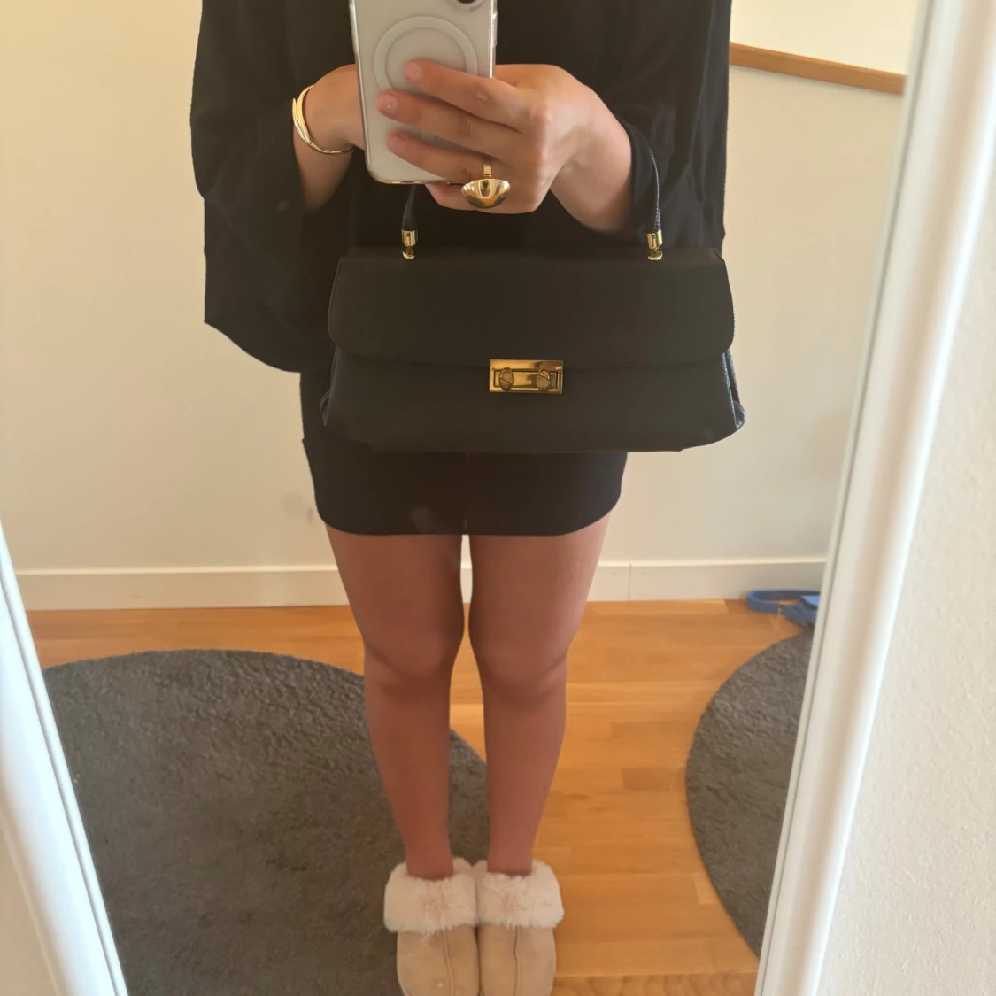 Svart handväska med gulddetaljer