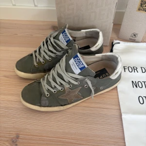 Golden goose skor  - Tjena! Säljer mina sjukt snygga goldengoose skor! Skorna är i storlek 40,5 men passar även litet större. Skorna är väl omhändertagna vilket som synes pp bilderna! Nypris ligger på över 5000 kronor och mitt pris är endast 2149 kronor. Till skorna medöljer orginal golden goose påse som man får när man köper skorna. Skriv vid funderingar!