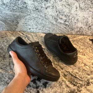 Svarta Gucci skor - Säljer dessa svarta Gucci skor i ett otroligt fint skick, perfekt för den som är ute efter ett par fräscha designerskor med en mer diskret design, tyvärr ingår inte Box eller kvitto. Skriv vid minsta fundering!😇