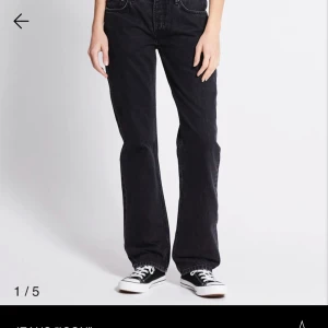 Svarta straight jeans från 157, XS - Snygga svarta jeans från 157 i modellen Icon, low rise och straight leg. Jeansen har klassisk femficksdesign, silverfärgade knappar och bälteshällor. Perfekta för dig som gillar en rak passform och låg midja. Materialet är robust denim i bomull. Jeansen är i helt nytt skick med lapparna kvar! Köpte de för 400kr och säljer de för 200kr!!