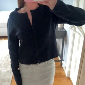Stickad kofta  - Mörkblå stickad kofta från Gina tricot i storlek m. 