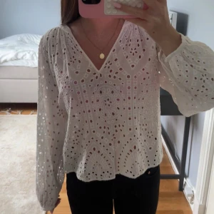 Vit blus  - Snygg vit blus från H&M i storlek S. 