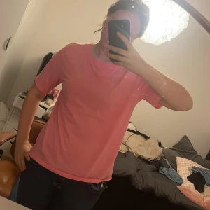 Rosa t-shirt från CC Heart, stl M - Enkel och snygg rosa t-shirt från CC Heart i storlek M. T-shirten har klassisk passform, rund halsringning och korta ärmar. Materialet känns mjukt och skönt mot huden. Perfekt för dig som gillar en clean och färgglad stil.