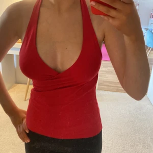 Röd topp  - Super fin röd topp från Anna field med öppen rygg! Använd en gång.