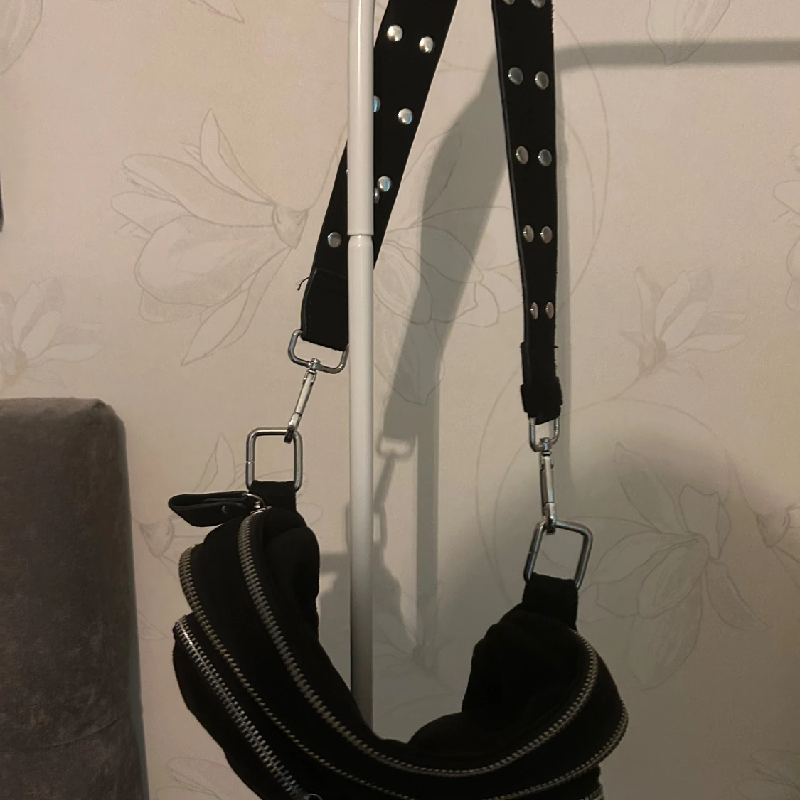 Svart axelväska med nitar och dragkedjor - 1