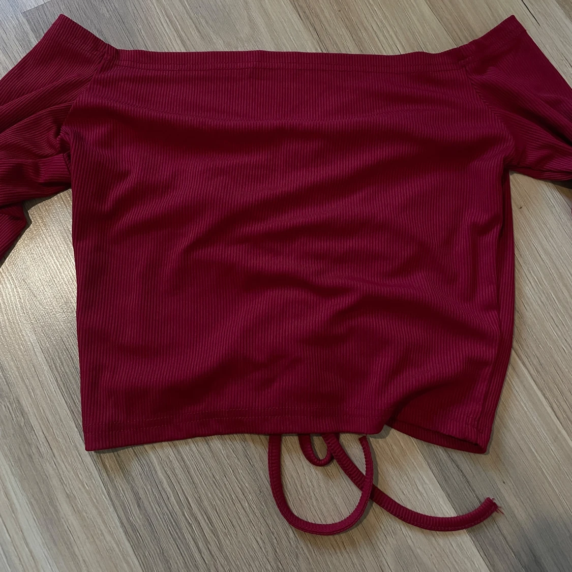 Vinröd offshoulder topp från SHEIN - 1