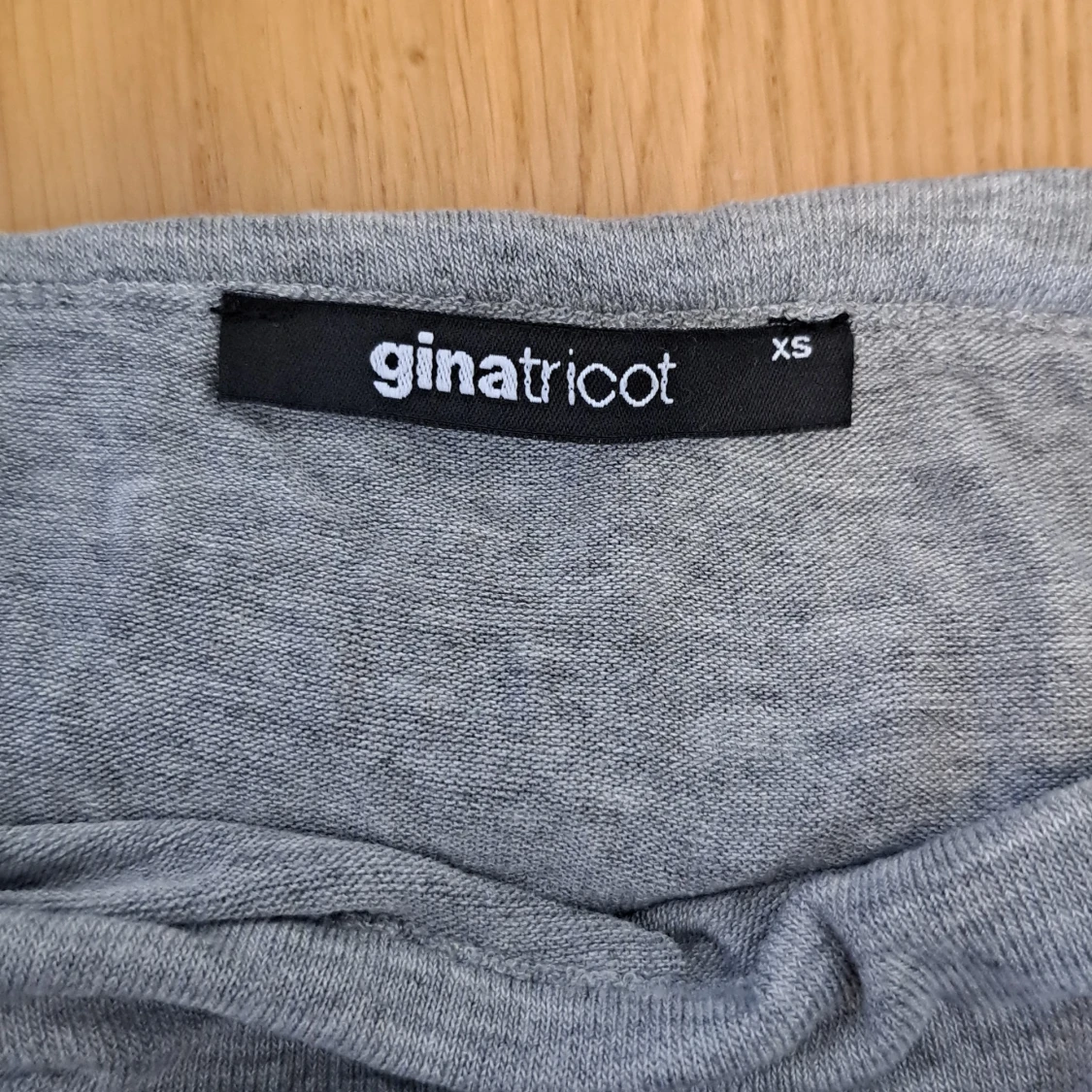 Grå offshoulder topp från Gina Tricot - 2