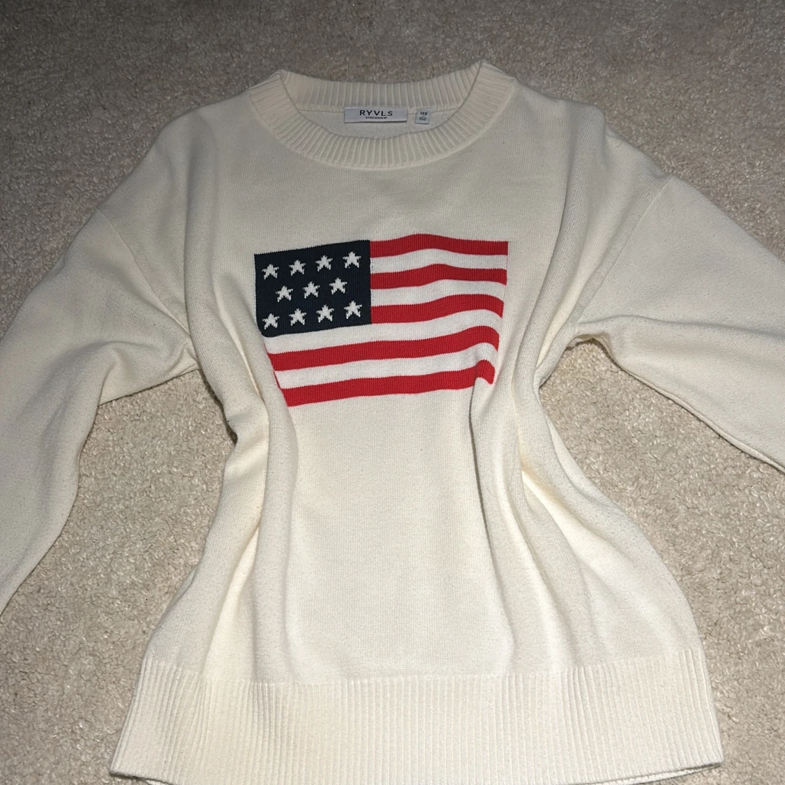 Vit stickad tröja med flagga från RYVLS