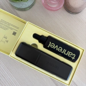 Tanrevel spraytan kit - Säljer ett tanrevel spraytan kit i färgen dark cool. Flaskan är 80ml men lite är använt, se bild. 