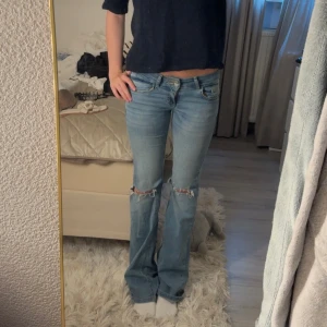 Ljusblå bootcut jeans med slitna knän - Superrrr fina och populära jeans från Nelly🩵🩵😇jag är 170cm och den är i storlek 34.