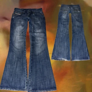Blå bootcut jeans från Diesel - Säljer ett par blå bootcut jeans från Diesel i riktigt bra skick med snygga slitningar och klassiska fickor. Jeansen har låg midja och är tillverkade i 100% bomull. Coola detaljer och Diesel-logga på fickan. Perfekta för dig som gillar vintage vibbar. Mått: 80cm midjemått (runt om) 80cm Innerbenslängd