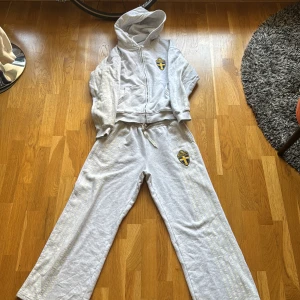 No range kapital tracksuit - Hej, säljer vår no range kapital tracksuit, ca 1 år gammal, men mycket bra skick, storlek - S/ Passar medium