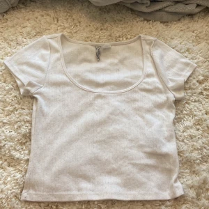 Vit topp - Säljer en vit topp från h&m, ganska gammal men ser inte använd ut💘