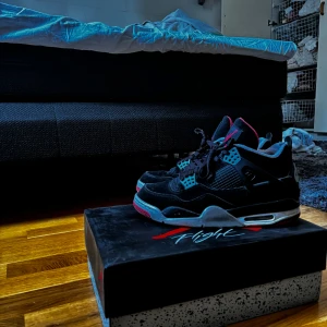 Jordan 4 og retro - Hej! Säljer nu ett par Jordan 4 sneakers. Ca 1 år gamla, mycket bra skick, storlek 43.
