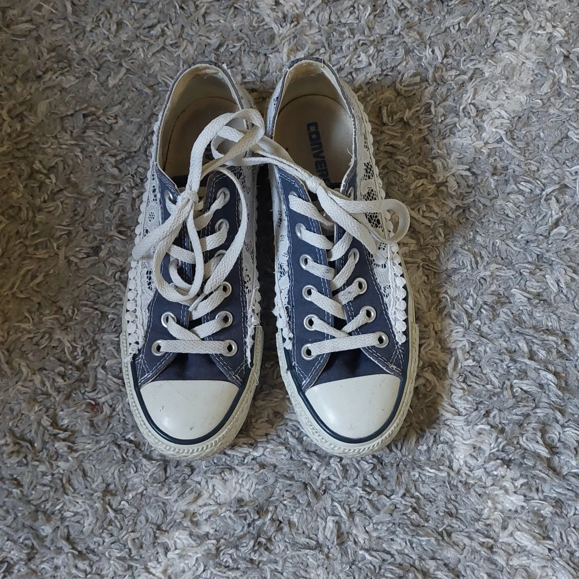 Converse sneakers i marinblått med spets - 1