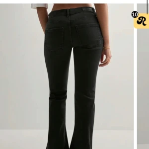 Svarta bootcut jeans från Only - Snygga svarta low waist jeans från Only med bootcut. Helt nya med prislappen på, säljer då de ej passade mig😁