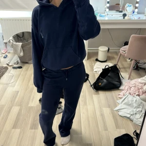 Mörkblått set från Gina tricot - Säljer mitt mörkblåa sett från Gina tricot då jag har köpt en annan färg och ej använder detta längre. Det finns en defekt på vänster ben (sista bild) därav lågt pris. Det syns inte super mycket men de finns där.                            Byxor:xs hoodie: s Skriv vid frågor eller flera bilder💓
