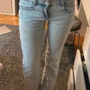 Ljusblå jeans  - Väldigt fina ljusblå jeans från pull & bear, passar till allt. Populära 10/10