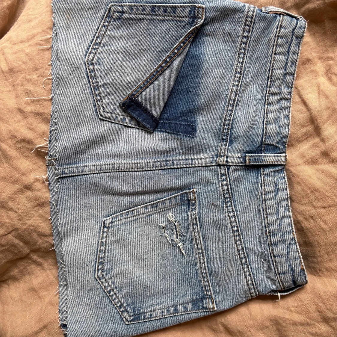 Ljusblå jeanskjol med rå kant - 1