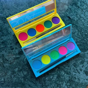 SUVA Beauty Hydra FX Palett x2 - SUVA Beauty UV Brights Hydra FX Palette &  SUVA Beauty UV Taffies Hydra FX Palette, bägge knappt använda. Någon enstaka färg har spruckit lite men det är förstås inget fel på färgerna, bara att tillsätta vatten :) De har blivit noga rengjorda och desinficerade. 