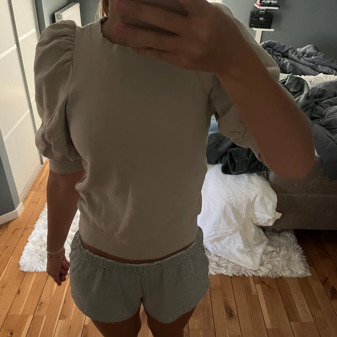 Beige topp med puffärm