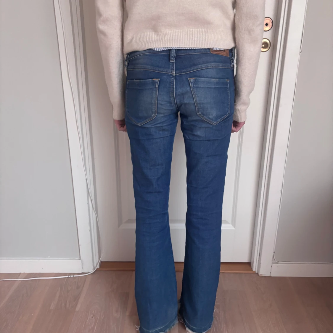 Blå lågmidjade bootcut jeans från Diesel - 1