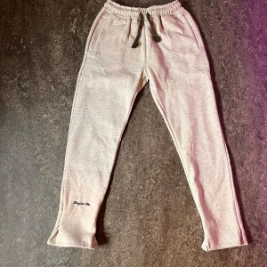 Syna world byxor - Säljer dessa syna world byxor till bra pris, de är helt nya och andvända, har hela tracksuiten i profilen om du är intresserad i den