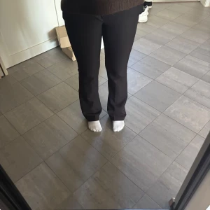 Svarta bootcut kostymbyxor - Lågmidjade kostymbyxor från bik bok - mycket bra skick och aldrig använda - utsvänga i benen