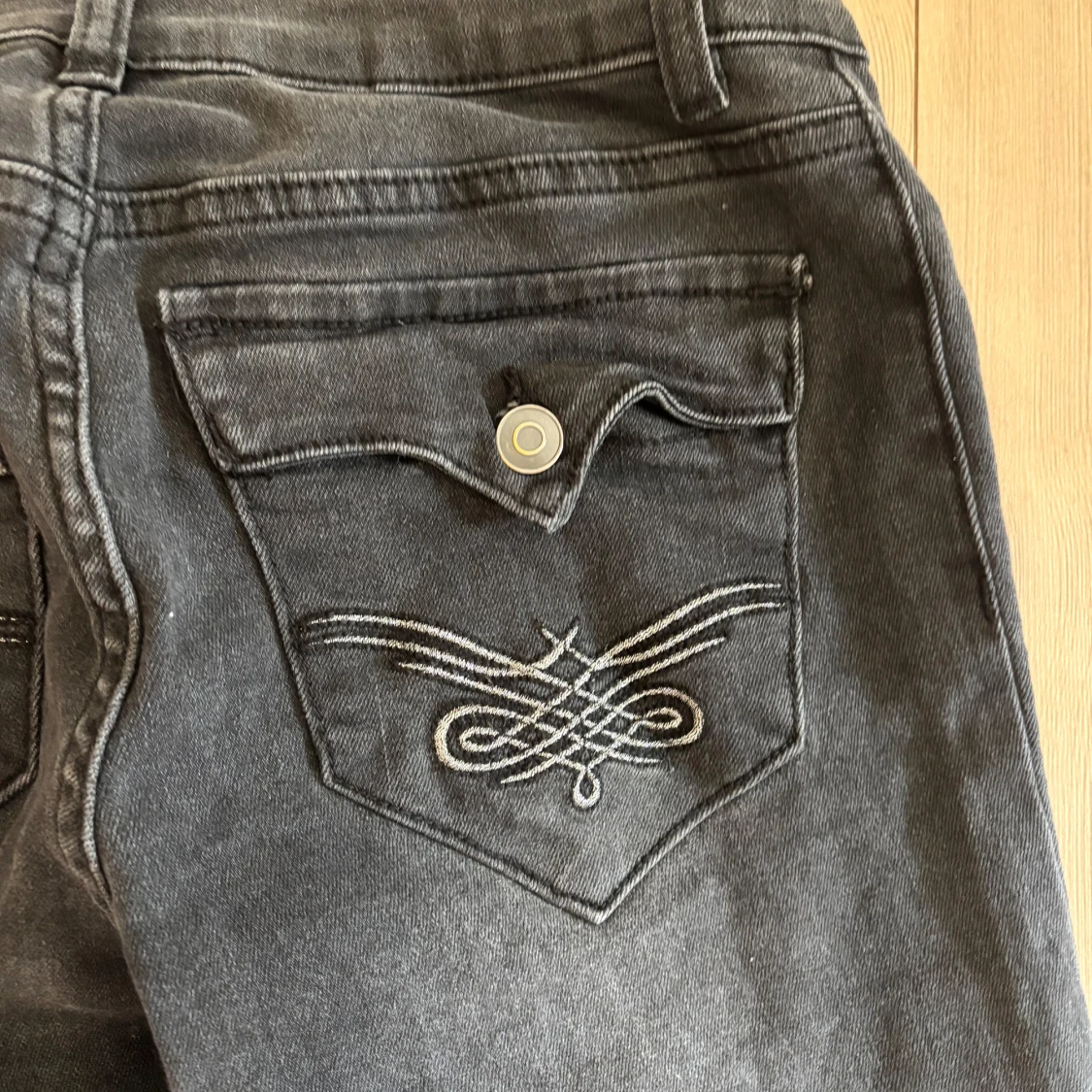 Svarta bootcut jeans - 2