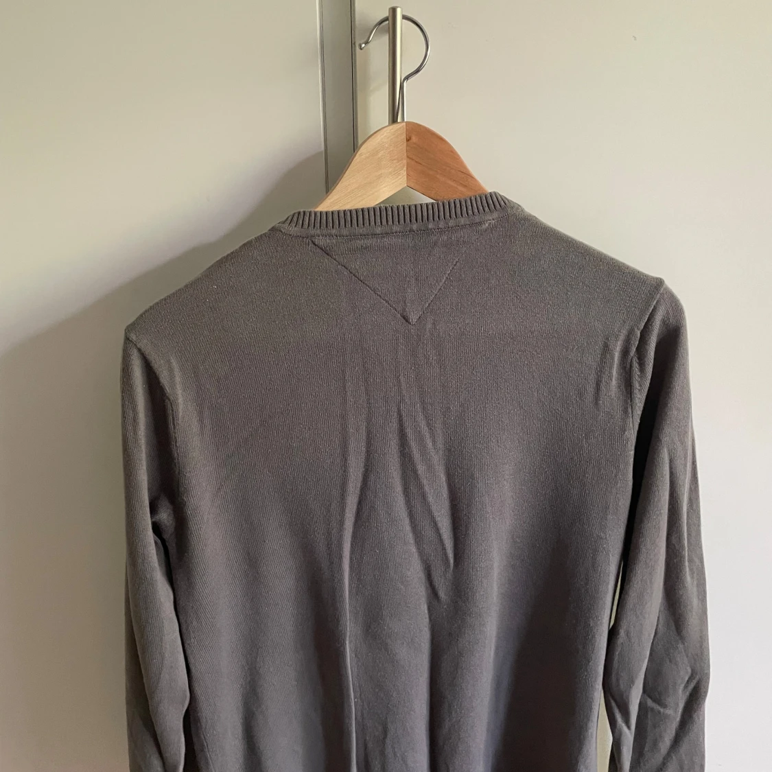 Beige-grå v-ringad tröja Tommy Hilfiger - 1