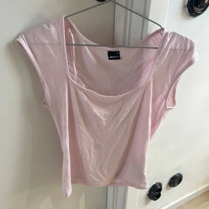 Topp  - Supersöt ljusrosa topp från Gina Tricot i mjuk bomull.