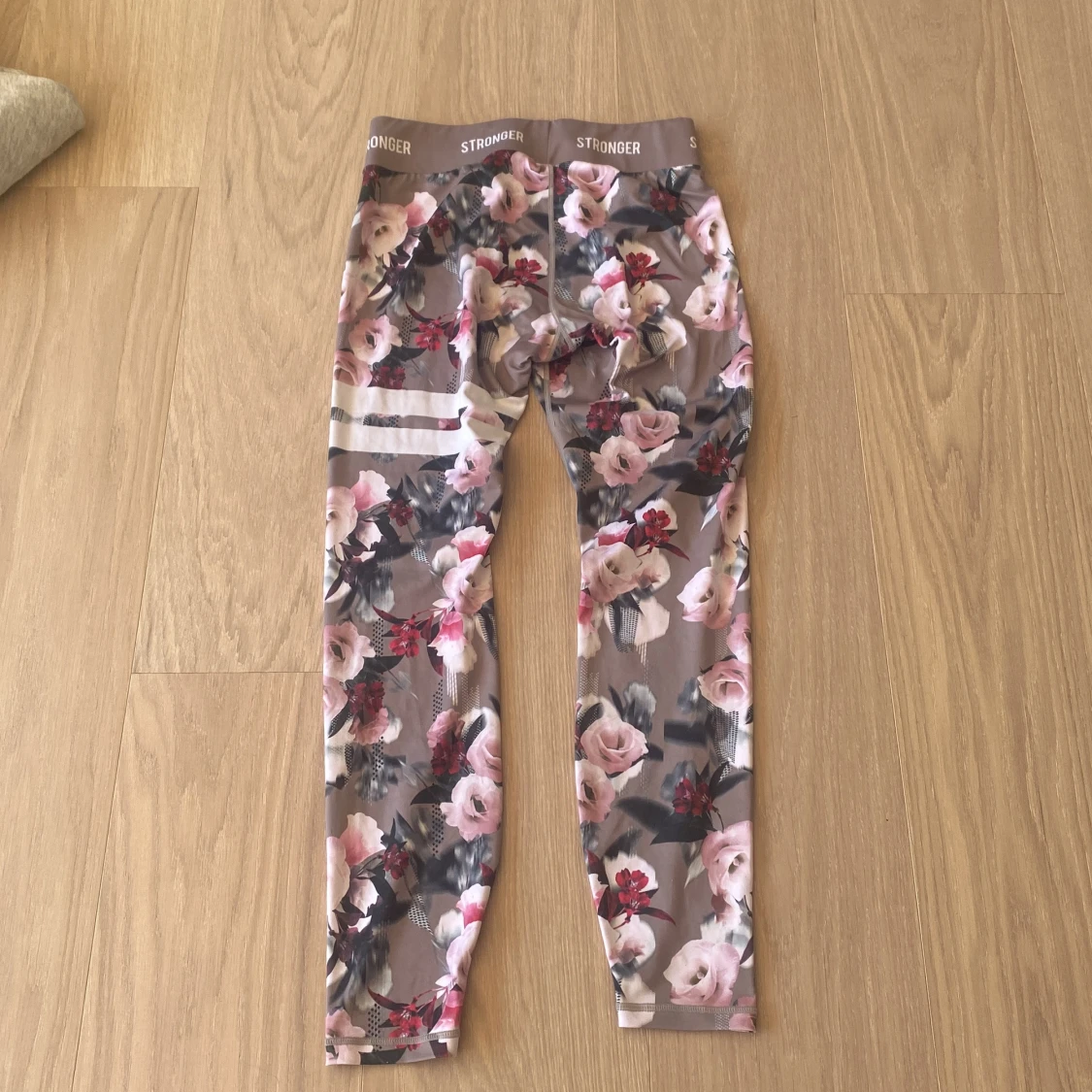 Blommiga leggings från Stronger M - 1