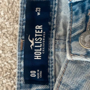 Snygg jeanskjol från hollister - Snygg ljusblå jeanskjol från hollister som säljs pga att den tyvärr är för liten, kjolen är i storlek 00/ w23