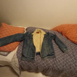 Levi's jeanjacket Sherpa Trucker  - Den har bra kondition. Jag har bara använt den två gånger