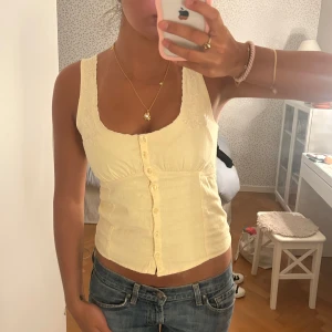 Hollister topp - Så söt men tycker inte riktigt att den passar mig så har aldrig använt, endast testat! Den är ljusgul och har jättefina blombroderi detaljer på ärmarna eller vad man säger