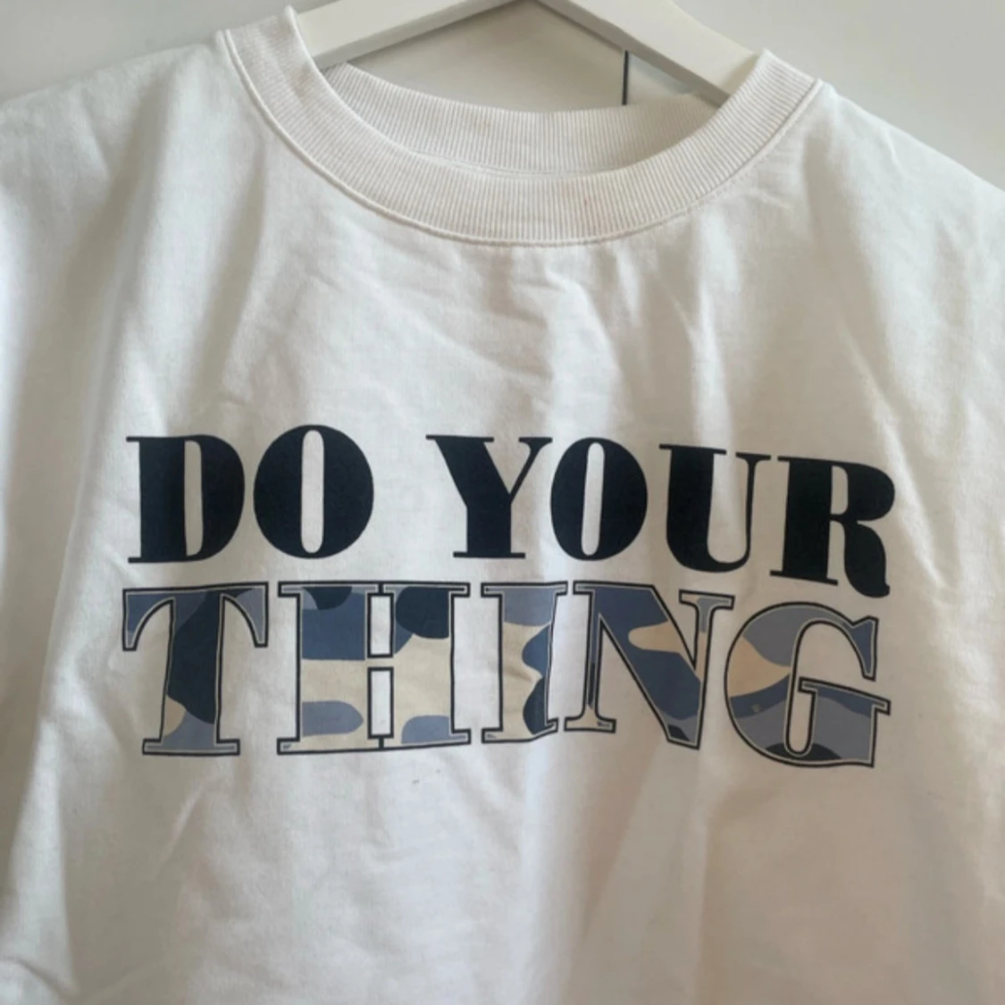 Vit t-shirt med tryck från Lindex - 1