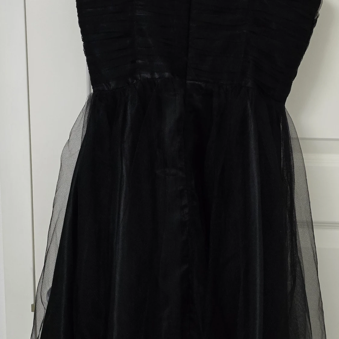 Svart långklänning med pärldetalj - 1