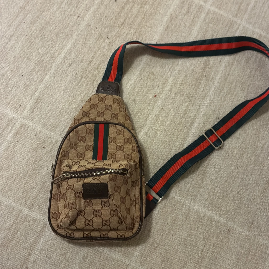 Väska med G, G mönster