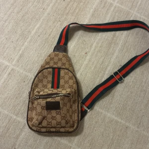 Väska med G, G mönster - Pris kan diskuteras vid snabb affär