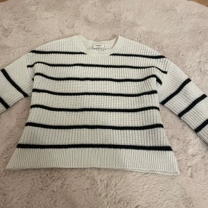 Vit stickad tröja med svarta ränder Kappahl - Säljer en vit stickad tröja från Kappahl med svarta horisontella ränder. Tröjan har rund hals, långärmade och grovstickad struktur som ger en chill och trendig vibe. Perfekt för dig som gillar klassisk stil med en twist. Hör gärna av dig vid frågor osv 💗