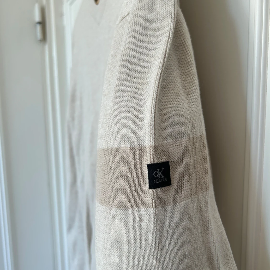 Vintage Beige v-ringad tröja Calvin Klein  - 2