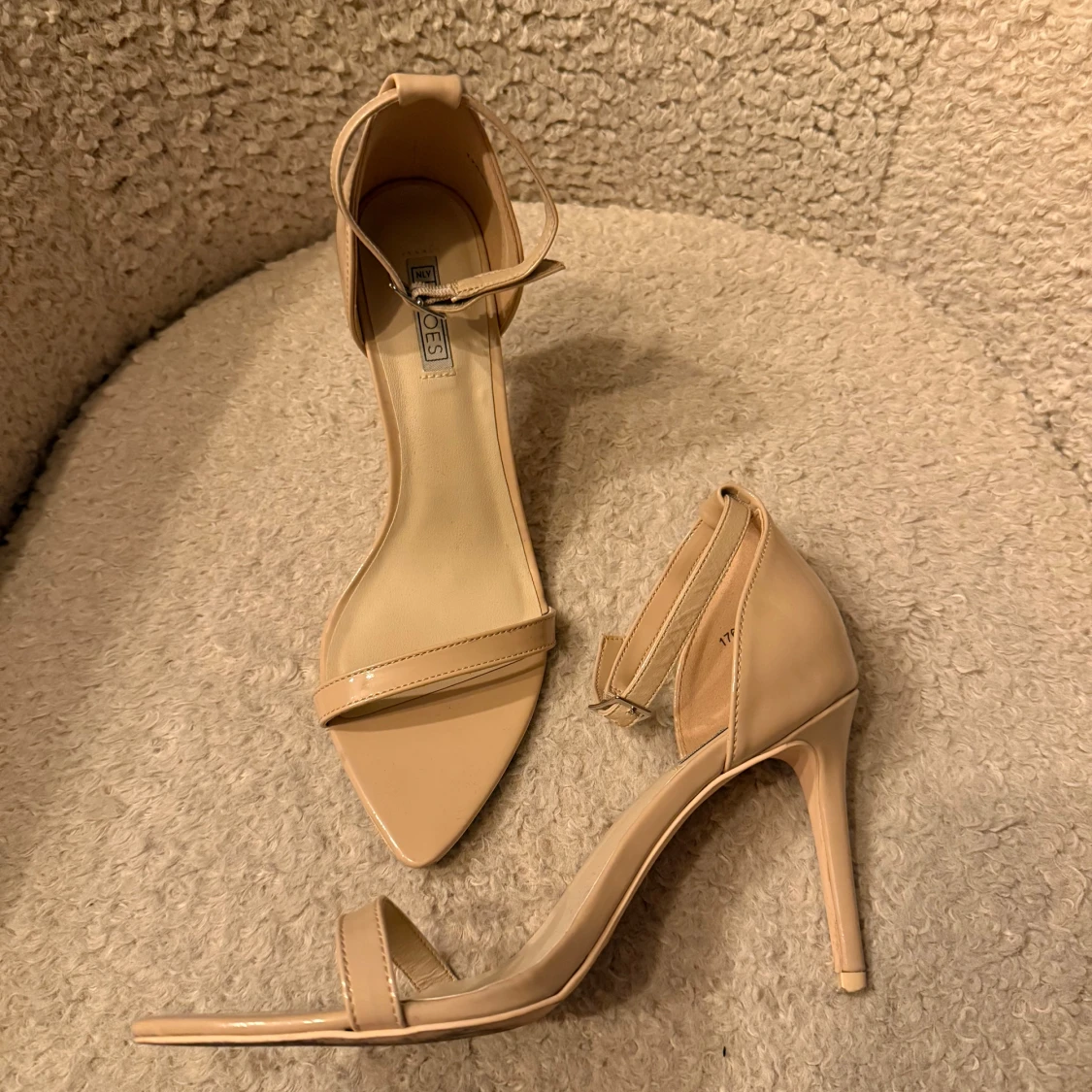 Beige klackskor med spetsig tå