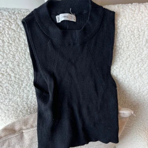 Ribbad ärmlös topp från Mango - Jättefin ribbstickad topp från Mango😍