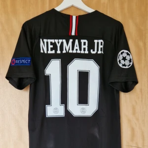 Neymar Jr fotbollströja PSG 18-19 - Neymar Jr PSG repIika fotbollströja 18-19. Helt ny med  tag. Storlek: Medium