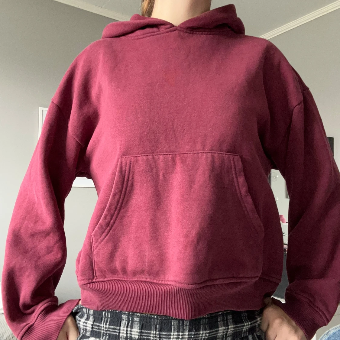 Vinröd hoodie med huva och ficka - 1